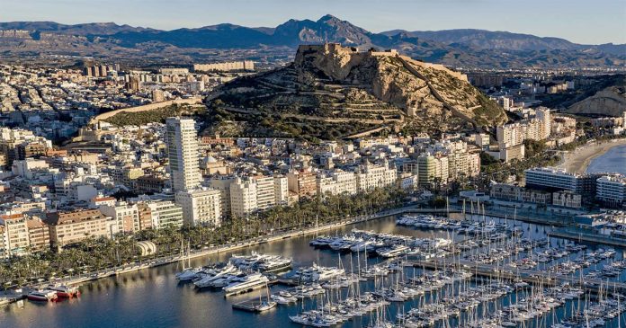 Panorâmica de Alicante e da marina Alicante e Cascais — panorâmica de Alicante com marina e Castelo de Santa Bárbara