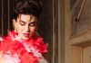 Amoreiras Shopping Day assinala 40 anos de história no coração de Lisboa Pessoa com visual festivo em tons de vermelho na campanha do Amoreiras Shopping Day