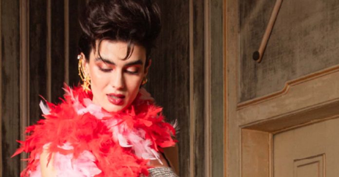Pessoa com visual festivo em tons de vermelho na campanha do Amoreiras Shopping Day
