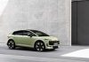 Audi A2 estreia na era elétrica com eficiência, espaço e tecnologia de nova geração Audi A2 e-tron visto de frente e de lado junto a um edifício