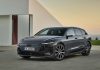 Audi A6 e-tron conquista o ACP Elétrico do Ano 2026 Audi A6 e-tron, vencedor do ACP Elétrico do Ano 2026, fotografado junto a um edifício de arquitetura contemporânea.