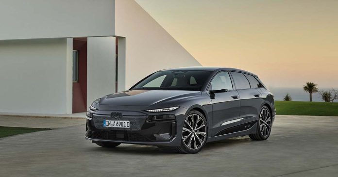 Audi A6 e-tron, vencedor do ACP Elétrico do Ano 2026, fotografado junto a um edifício de arquitetura contemporânea.