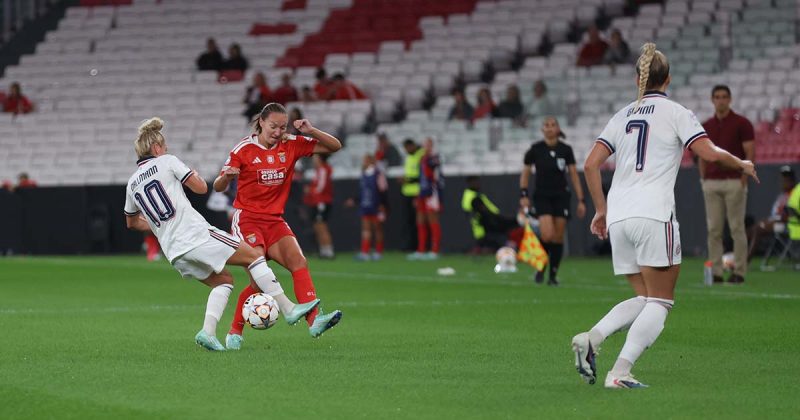 Jogadora do Benfica disputa a bola com Linda Dallmann durante o Benfica-Bayern da Liga dos Campe&otilde;es feminina na Luz