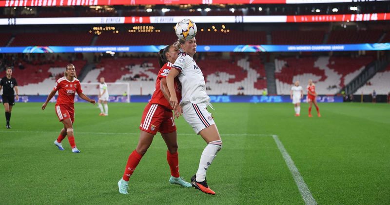 Jogadoras do Benfica e do Bayern Munique disputam uma bola a&eacute;rea junto &agrave; linha lateral durante o Benfica-Bayern na Luz