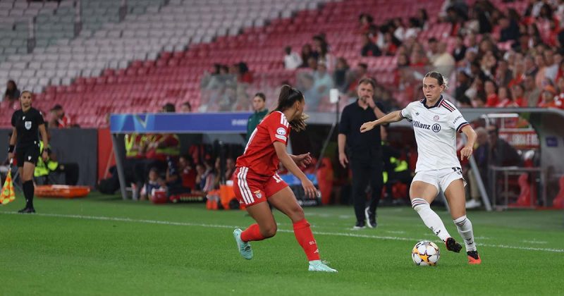 Jogadora do Bayern Munique controla a bola junto &agrave; linha lateral perante uma advers&aacute;ria durante o Benfica-Bayern na Luz
