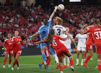 Benfica-Bayern termina com três golos alemães nos últimos minutos do jogo na Luz Lena Pauels estende o braço para alcançar a bola entre jogadoras das duas equipas durante o Benfica-Bayern na Luz