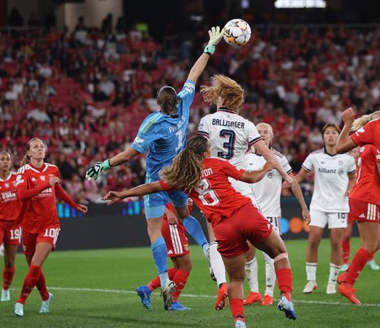 Benfica-Bayern termina com três golos alemães nos últimos minutos do jogo na Luz Lena Pauels estende o braço para alcançar a bola entre jogadoras das duas equipas durante o Benfica-Bayern na Luz