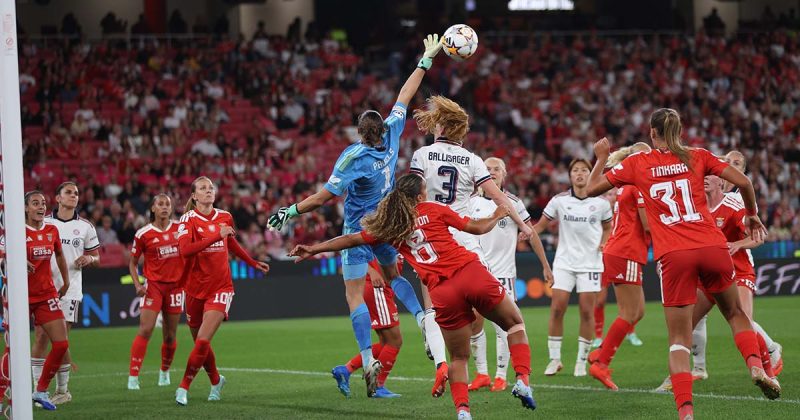 Lena Pauels estende o bra&ccedil;o para alcan&ccedil;ar a bola entre jogadoras das duas equipas durante o Benfica-Bayern na Luz