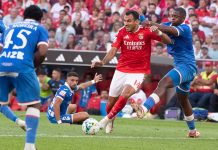 Benfica-Gil Vicente termina com vitória do Benfica por 3-1 na Luz Benfica-Gil Vicente 3-1 com jogador do Benfica a disputar a bola com adversário