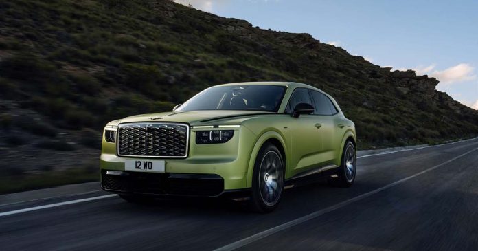 Bentley Torcal elétrico em andamento numa estrada, visto de frente em perspetiva de três quartos