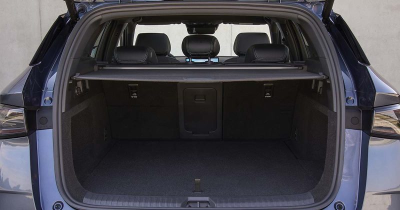 Bagageira aberta do BYD Seal 6 DM-i Touring com 500 litros de capacidade.
