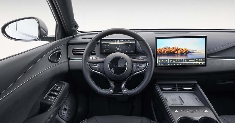 Interior do BYD Seal 6 DM-i Touring com volante, painel digital e ecr&atilde; central multim&eacute;dia.