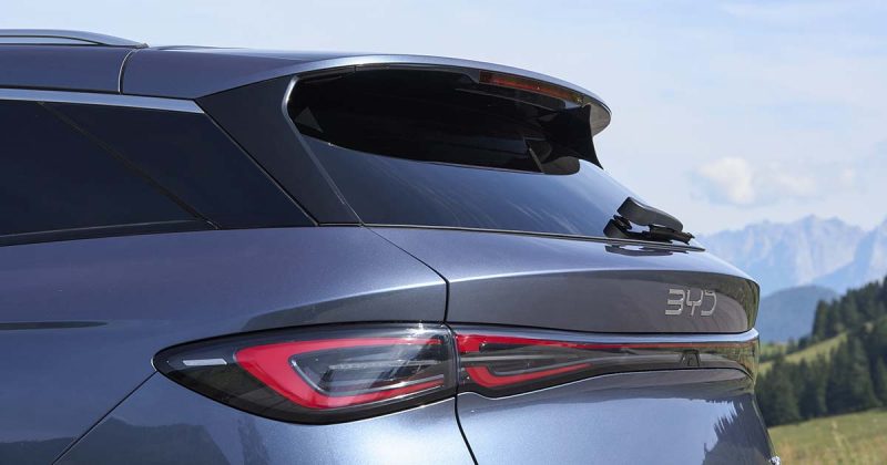 Traseira do BYD Seal 6 DM-i Touring com assinatura luminosa cont&iacute;nua e log&oacute;tipo BYD.
