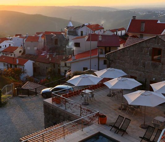Chave Michelin volta a ser atribuída às Casas da Lapa Chave Michelin nas Casas da Lapa com piscina e vista sobre a paisagem da Serra da Estrela