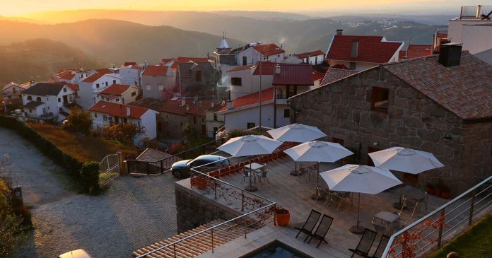 Chave Michelin nas Casas da Lapa com piscina e vista sobre a paisagem da Serra da Estrela