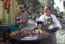 Chef Noélia Jerónimo dá voz a uma cozinha com história e raízes no Algarve Chef Noélia Jerónimo junto às brasas durante o Chefs on Fire em Cascais