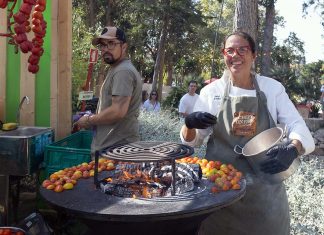Chef Noélia Jerónimo dá voz a uma cozinha com história e raízes no Algarve Chef Noélia Jerónimo junto às brasas durante o Chefs on Fire em Cascais