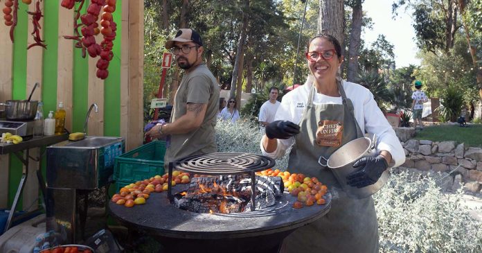 Chef Noélia Jerónimo junto às brasas durante o Chefs on Fire em Cascais