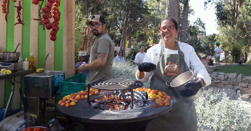 Chef No&eacute;lia Jer&oacute;nimo junto &agrave;s brasas durante o Chefs on Fire em Cascais