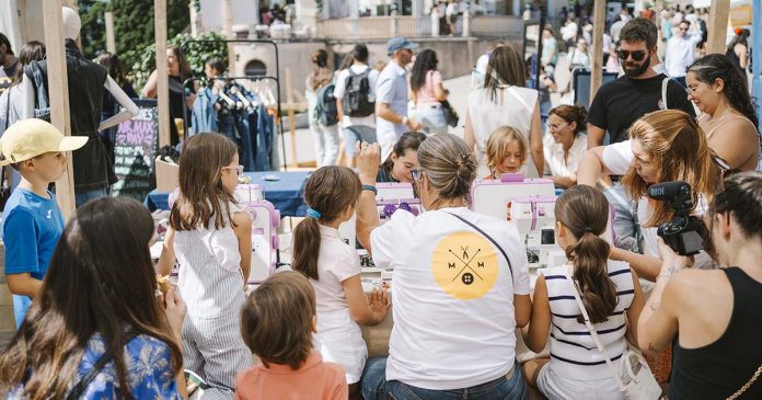 Cidade do Zero com crianças e famílias numa oficina durante o evento