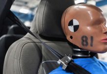 Cinto de segurança da Volvo estreia nova tecnologia para proteger melhor mulheres e homens Dummy de crash test com cinto de segurança durante testes de segurança da Volvo.