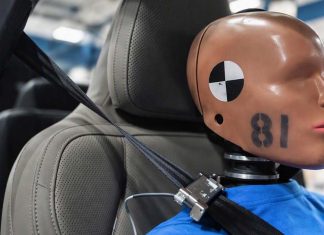 Cinto de segurança da Volvo estreia nova tecnologia para proteger melhor mulheres e homens Dummy de crash test com cinto de segurança durante testes de segurança da Volvo.