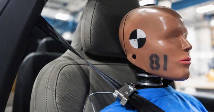Cinto de segurança da Volvo em teste Dummy de crash test com cinto de segurança durante testes de segurança da Volvo.