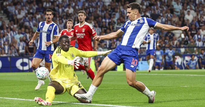 Gabri Veiga antecipa-se ao guarda-redes Samuel Soares para marcar o primeiro golo no clássico no Dragão