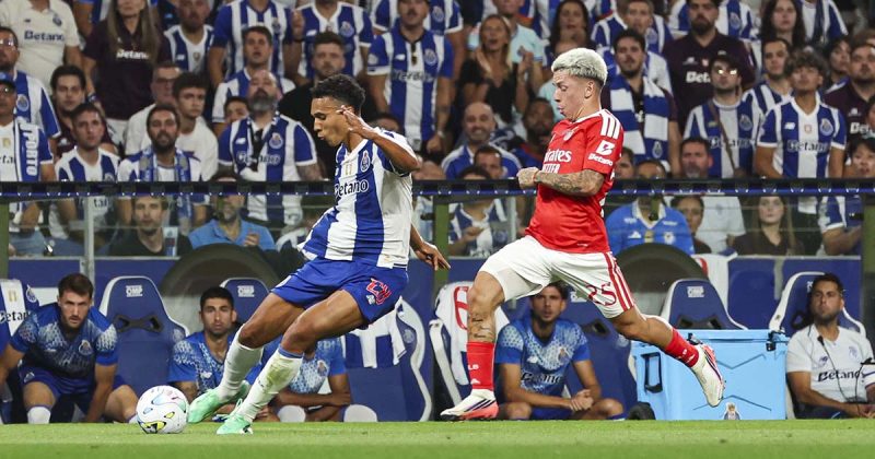William Gomes conduz a bola sob a press&atilde;o pr&oacute;xima de Prestianni durante o cl&aacute;ssico no Drag&atilde;o