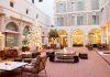Convent Square Lisbon Hotel vence prémio europeu de design num convento com oito séculos de história Claustro do Convent Square Lisbon Hotel com arcos de pedra e zonas de estar
