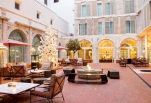 Convent Square Lisbon Hotel vence prémio europeu de design num convento com oito séculos de história Claustro do Convent Square Lisbon Hotel com arcos de pedra e zonas de estar
