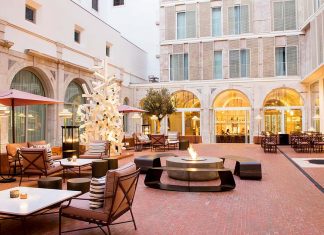 Convent Square Lisbon Hotel vence prémio europeu de design num convento com oito séculos de história Claustro do Convent Square Lisbon Hotel com arcos de pedra e zonas de estar