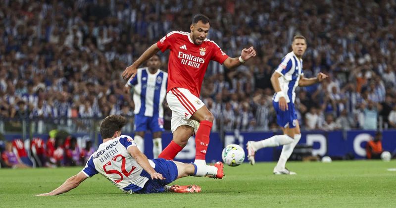 Desarme deslizante de Martim Fernandes sobre Pavlidis em disputa de bola no cl&aacute;ssico no Drag&atilde;o.