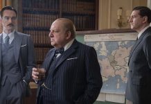 De Gaulle – Resistência leva ao cinema o homem que se recusou a aceitar a derrota Cena de De Gaulle Resistência os perrsonagens junto a um mapa da Europa