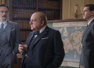 De Gaulle – Resistência leva ao cinema o homem que se recusou a aceitar a derrota Cena de De Gaulle Resistência os perrsonagens junto a um mapa da Europa