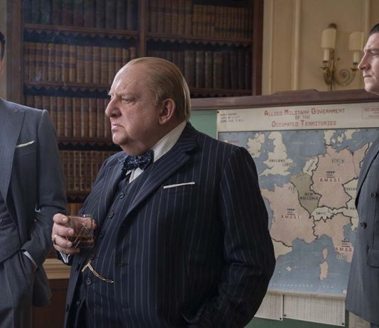 De Gaulle – Resistência leva ao cinema o homem que se recusou a aceitar a derrota Cena de De Gaulle Resistência os perrsonagens junto a um mapa da Europa