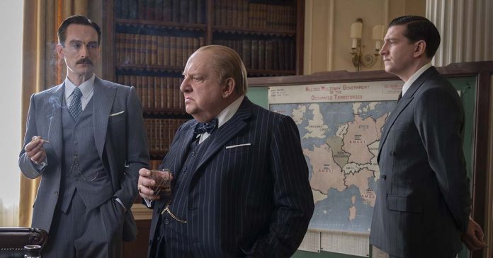 Cena do filme De Gaulle – Resistência Cena de De Gaulle Resistência os perrsonagens junto a um mapa da Europa