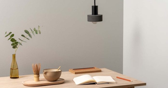 Design de iluminação para espaços de trabalho Design de iluminação com candeeiro suspenso sobre mesa de madeira