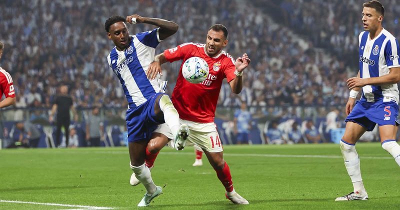 Pavlidis salta para disputar a bola com Galeno em lance dividido a meio-campo no cl&aacute;ssico no Drag&atilde;o