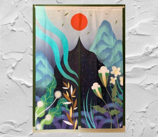 Exposição de Kruella cruza memória e identidade em “Preciso Me Encontrar” Exposição de Kruella com obra em pano representando montanhas, flores e um sol vermelho
