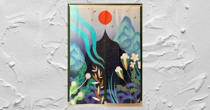 Kruella d’Enfer apresenta obra em pano em “Preciso Me Encontrar” Exposição de Kruella com obra em pano representando montanhas, flores e um sol vermelho