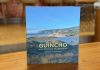 História do Guincho cruza reis, naufrágios e surf em ‘Uma Revoada de Histórias’ Livro «Guincho: Uma Revoada de Histórias», sobre a história do Guincho, em pé numa mesa de madeira