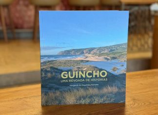 História do Guincho cruza reis, naufrágios e surf em ‘Uma Revoada de Histórias’ Livro «Guincho: Uma Revoada de Histórias», sobre a história do Guincho, em pé numa mesa de madeira