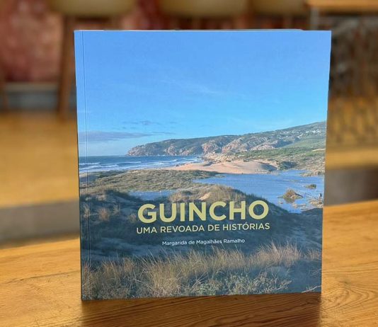 História do Guincho cruza reis, naufrágios e surf em ‘Uma Revoada de Histórias’ Livro «Guincho: Uma Revoada de Histórias», sobre a história do Guincho, em pé numa mesa de madeira