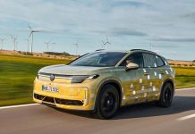 ID Tiguan sucede aos ID.4 e ID.5 e muda a lógica dos elétricos da Volkswagen ID Tiguan da Volkswagen camuflado em circulação numa estrada