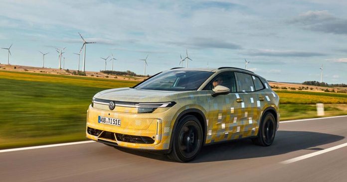 ID Tiguan da Volkswagen camuflado em circulação numa estrada