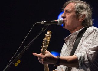 Jorge Palma deixa canções que Portugal não esquecerá Imagem de palco que ilustra a carreira de Jorge Palma e o seu legado na música portuguesa