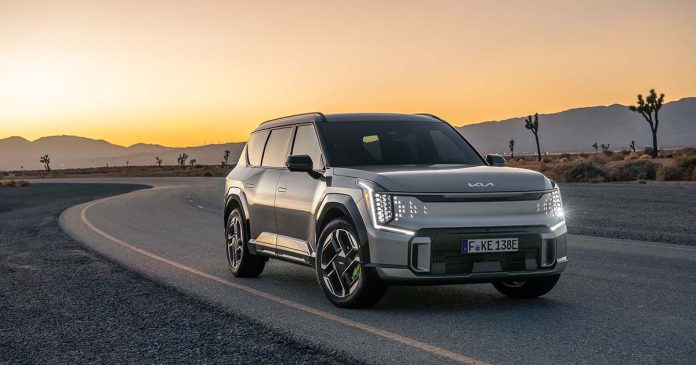 Kia EV9 GT visto de frente e de lado