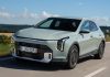 Kia XCeed muda por dentro e por fora sem abandonar a fórmula crossover Kia XCeed em andamento numa estrada, com o novo desenho dianteiro do crossover em destaque