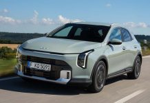 Kia XCeed muda por dentro e por fora sem abandonar a fórmula crossover Kia XCeed em andamento numa estrada, com o novo desenho dianteiro do crossover em destaque